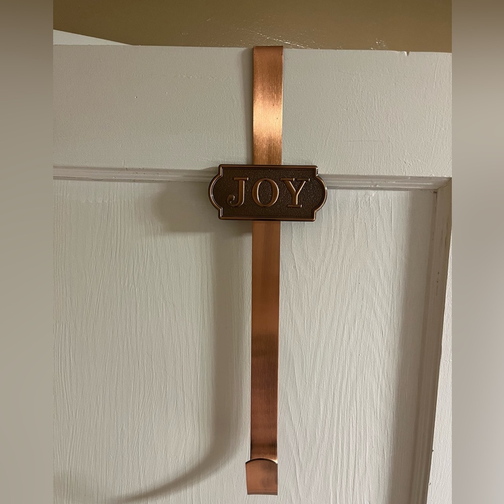 Wreath hanger